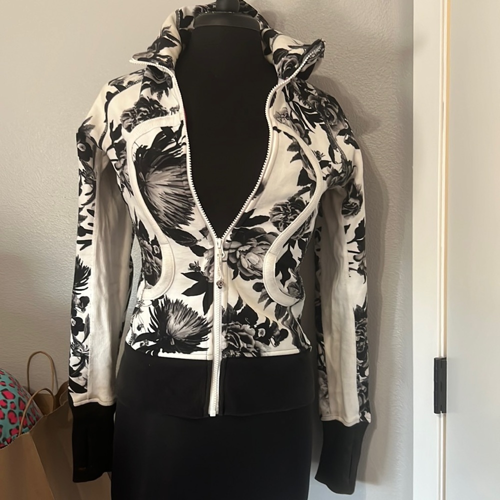 Lululemon size 6 scuba zip up